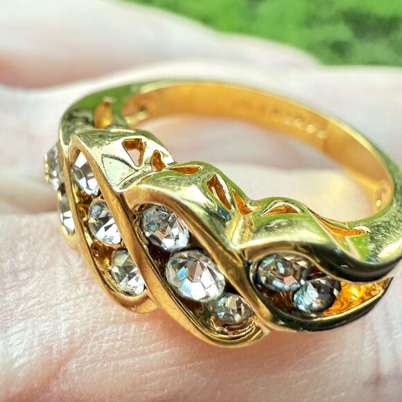 WOMEN’S GOLD TONE STATEMENT RING– CRYSTAL ACCENTS – SIZE 7 – NEIMAN MARCUS STYLE - Picture 8 of 17